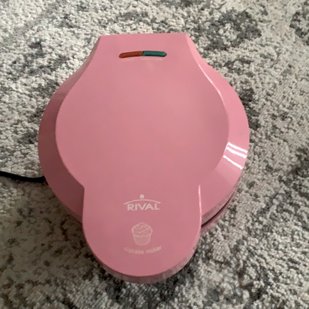 Mini Cupcake Maker! Pink!!! Great for kids! Perfect for holiday baking!